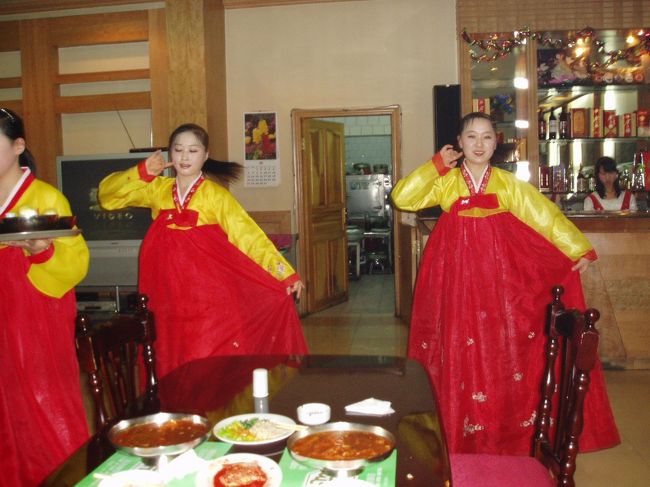 写真は北朝鮮の服務員の踊りです。とてもかわいらしかったです。<br />韓国からのお客さんも何組かいて写真を撮っていました。