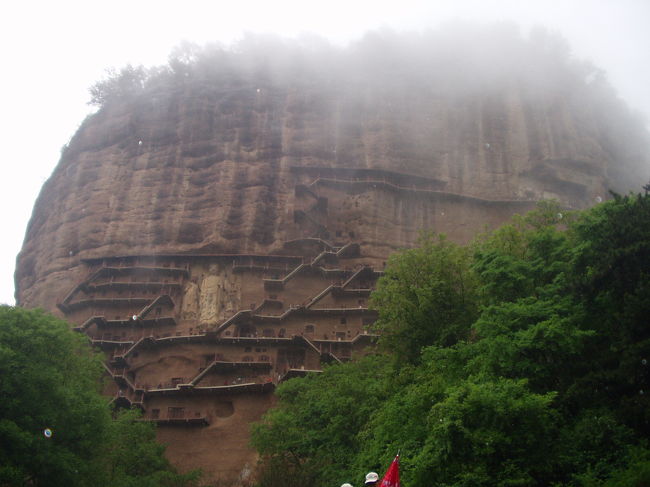 天水から50kmのところにある麦積山石窟は炳霊寺石窟（蘭州）、莫高窟（敦煌）、と共に中国五大石窟の一つだ。天水の駅前からたくさんバスが出ており、一時間半の道のりでアクセスが良い。麦積山の頂上付近は霞がかかり、なんとも幻想的だ。<br /><br /><br />旅の詳細＆データは私のサイトでご確認ください！<br /><br />旅人サイト　Red Pepper*<br />「９日目　天水　麦積山石窟　／西安へ移動」<br />http://www.red-pepper.jp/travel/silkroad/day9.shtml