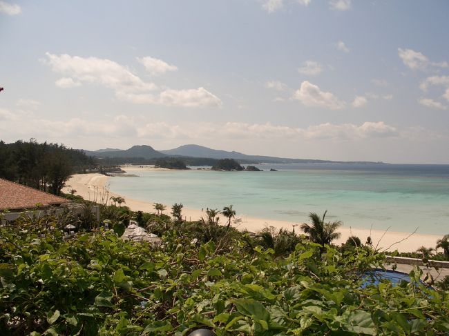 「初めての沖縄、女二人のんびり、癒し旅　」　　”海を見て、ホテルでのんびり”をモットーにしてやって来ました。<br />海の美しさにもう満足満足。　ホテルも期待以上ではなまるな、沖縄旅行でした。