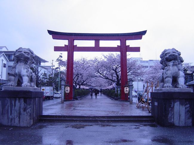鎌倉//八幡神宮<br /><br />春の夕暮れ。薄暗い写真になってしまった。<br />この写真は鳥居と段葛（だんかづら）。<br />石畳の道のことをこう呼ぶ。<br />春は両脇に桜が咲いていて、とても楽しい散歩道。<br /><br />鎌倉市観光協会<br />http://www.kcn-net.org/kamakura/<br /><br />