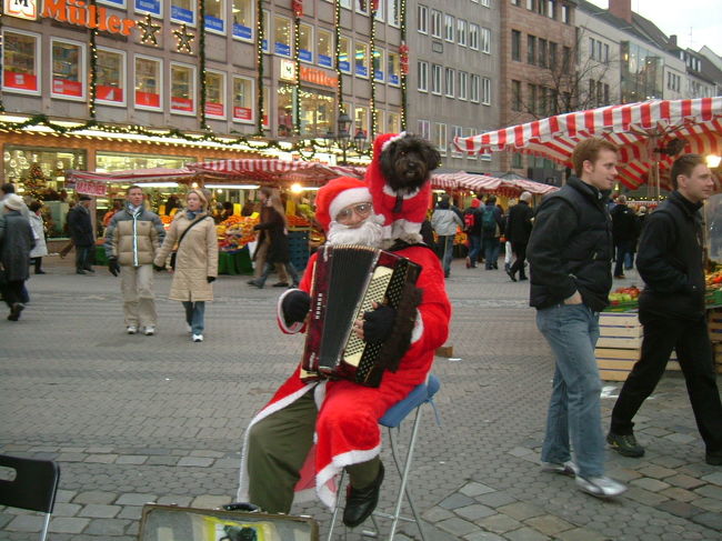 「ニュルンベルグのクリスマスマーケットって、ドイツで一番大きな規模らしい」とのこと。「ドイツ最大＝ヨーロッパ最大＝世界最大！」。うわぉ、これは見ておかねばなりませんね。よし、年末旅行はココに決定！…ってな訳で行って来ましたドイツ。<br />ニュルンベルグでクリスマスマーケットを見て、冷えた体をバーデンバーデンの温泉であっためよう、という主旨の旅。<br />これが、ま〜いろいろアリな多難な旅になってしまったのですが、その後の旅行へのための良い教訓も知恵も得ました。子連れ旅は山アリ谷ありです。が、楽しいです♪