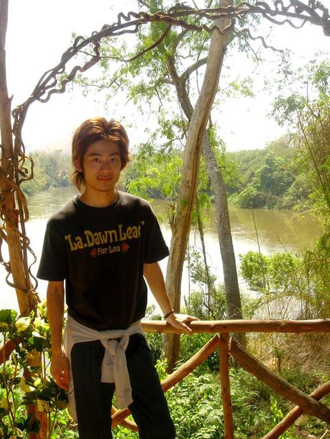 ここは、日本がけっこうむごい歴史を残した場所であり、僕らはそれを知り、二度とそのようなことが起こらないように祈り、行動するべき場所と思っています。カンチャナブリは二回目でしたが、やっぱり本当にきれいなところです。心が洗われます。kwae川にかかる橋は、つらい歴史もあるところですが、必見かと思います。 カンチャから足を伸ばしたエラワン国立公園についても順次アップしまーす。