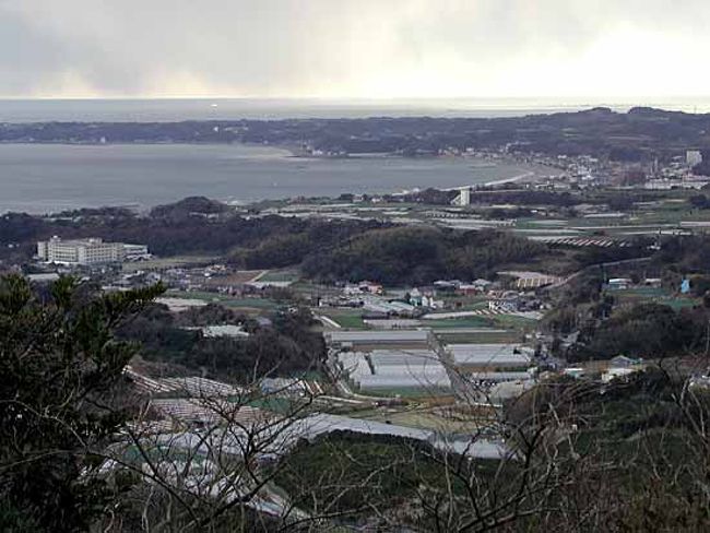 京急線の津久井浜駅から農道を歩き、三浦半島の3つの山を縦走しました。標高が200メートルと低い山ながら、金田湾を眼下に望み、遠く大島まで見渡すことが出来ます。大変に手軽なコースですが、存分にパノラマを楽しむことができます。武山はツツジの名所としても知られていますので、また季節を変えて訪れてみたいと思います。写真は砲台山を少し下ったところにある展望台からの眺めです。城ヶ島方面が良く見渡せます。【コース】京急津久井浜駅ー観光農園ー武山ー砲台山ー三浦富士ーグリーンハイツー京急長浜駅(所要4時間程度)