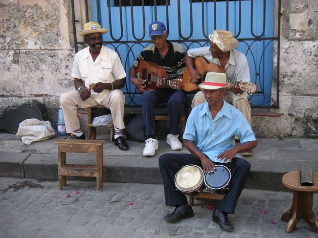 2005年3月、2泊の短いキューバ・ハバナへの旅。<br />海、音楽、クラシックカー、人々、いろいろユニークなところが多く貴重な経験でした。