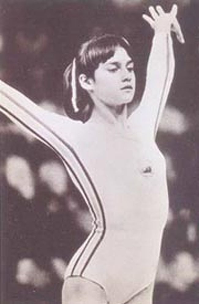 ルーマニアに強い関心を持ったのは１９７６年モントリオールオリンピックで１４歳のルーマニアの少女が機械のような正確な演技で１０点満点を７回も出し、金３、銀１、銅１合計５つのメダルを獲得し、世界中をあっと言わせた時からだった。少女の名は白い妖精と呼ばれた、ナディア・コマネチ。日本ではビート・たけしの「コマネチ！」のギャグでもおなじみである。<br />彼女は４年後の１９８０年、モスクワオリンピックでも金２、銀２を獲得し、１９歳の若さで引退、コーチに転身した。コマネチをはじめとするルーマニア体操界の躍進は、独裁者チャウシェスクの英才教育政策にあった。チャウシェスクはスポーツで社会主義国のトップに立つことで国力をアピールしようと考えカロリーコーチに全国から才能のある子供を首都ブカレストに集めさせた。６歳の時に故郷オネスティーからブカレストに出てきたコマネチは２６人のエリート幼児の一人だった。<br />国民的ヒロインとなったコマネチだったが、１９８１年にカロリーコーチがアメリカに亡命してからは秘密警察に盗聴、監視される日々となり、一方チャウシェスクの次男ニクのストーカー行為に悩まされる。<br />１９８９年１１月２８日、命がけでルーマニア脱出を敢行、６時間歩いて地雷が埋められた国境を越えハンガリーに逃れた。しかし、ハンガリー国境警察に逮捕されてしまう。ここでも彼女は決死の脱走を計り、オーストリアに脱出しアメリカ大使館に駆け込む。１２月１日彼女はアメリカに渡り、自由を得た。<br />コマネチの亡命はルーマニア国民を奮い立たせ、１２月２２日、チャウシェスクの演説中群集はチャウシャスク打倒デモ隊と化した。大統領夫妻はブカレストを脱出したものの近郊のトゥルゴビシュティで逮捕、２５日に特別軍事法廷で死刑判決を受け即刻処刑された。<br />その後コマネチはアメリカ人の元体操金メダリストのバート・コナーと結婚式を故国ルーマニアのブカレストで挙行し、ルーマニアのイリエスク新大統領、ＩＯＣサマランチ会長、ヒラリー米大統領夫人らが出席した。命がけの逃避行の末に再びコマネチが得た栄光であったろう。<br />チャウシェスクに育てられ、彼の広告塔にされたコマネチは最後には命がけで抵抗し、チャウシェスク打倒の勇気をルーマニア国民に与えた。チャウシェスク夫妻の処刑後の姿は世界中に放映され権力を奪われた独裁者の悲惨な最期を見せしめとする、まるでイタリアのムッソリーニの第２次大戦時の公開処刑を思わせるショッキングなものであった。<br />コマネチの国民的ヒロインからどん底に突き落とされ、また這い上がった人生は崩壊した社会主義国の現実であり、ルーマニアの現在の姿そのものであろう。<br />チャウシェスクが国民から搾取した大金で建設した「国民の館」は彼の独裁振りと栄枯盛衰の歴史を顕著に表している。<br />（写真はコマネチ）