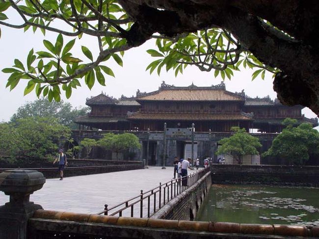 世界遺産・古都フエ。ベトナム最後の王朝の都があった町である。フォン川のほとりに王宮、寺院、皇帝廟など風格ある建物が点在する。1993年にベトナム初の世界遺産に登録された。阮朝王宮やティエンムー寺、ﾄｳドック帝廟、カイディン帝廟などを見学した。