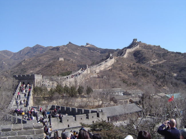 the Great Wall of China.....なんで　こんなの作ったの??って言いたくなる位　険しかった_(_^_)_。。。多分生涯再び挑戦することはないと思います。。。る。。<br />