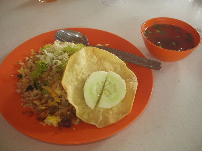 マレーシアで食べた、ナシゴレン。<br />マレー語で「ナシ＝ごはん」「ゴレン＝炒める」なのでチャーハンですね。<br />私達に馴染みやすいお味です。<br /><br />KAMPUNG SUSU にもらっちゃった、皆様からのステキな画像です。