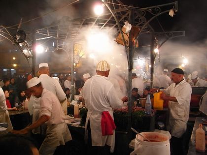 野菜の味がしっかりしていて、なかなか美味しいモロッコ料理。<br />煮込み料理が主なので（少なくともレストランでは）、グルメには冬がいい国かも。<br />料理の種類はあまり多くないので「クスクスとタジン以外のものはないの？」と言う旅行者もいる。<br /><br />１９年末は砂漠で初日の出を見るため、６年ぶりにアトラス越え。<br /><br />写真はマラケシュのフナ広場。<br />初めてのときは、毎晩お祭のような雰囲気に圧倒されるけれど、すぐ慣れる（笑）。<br /><br />※スイーツ・ドリンク編は別冊にしています。<br />http://4travel.jp/travelogue/10848649<br /><br />訪問８回（０３年、０４年、０６年、０９年、１３年、１５年、１７年、１９年）