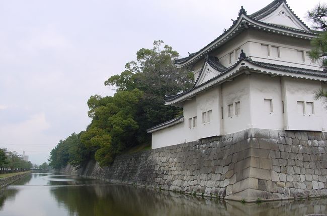 午後からちょっぴり時間ができたので、二条城へお散歩です。<br />父は昼寝をするのかと思ったら、「一緒に行こう」と珍しくお散歩に乗り気(^^<br />たまには父と娘でお散歩もいいもんだよ♪ <br />例年であれば、とっくに桜が咲き始めていて見頃のはずなのに、今年はちょっと遅れています・・・<br />最近は、お酒を飲んでばかりであまり出かけなくなってしまった父に「がしがし歩くからちゃんと付いてきてね」といい含めて出発です!<br />二条城は、中学の修学旅行振りの私です。もう何年たつんだろう?数えるのもうんざりするぐらい年数たってるはず(*^。^*)<br />わたしの知らん間に、「世界文化遺産」かなんかに登録されとるし!あーびっくり(*^o^*)