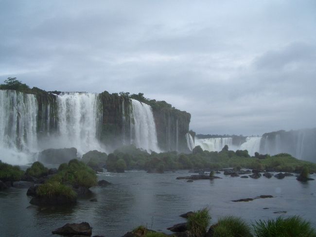 ブラジル、アルゼンティンの両国にまたがる世界三大の滝の一つイグアスの滝。