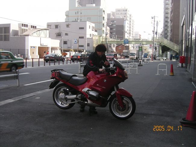 　東京の桜は終わり、新緑の美しい季節になりました。<br />思う壺Barにはベティと名づけられた大型バイク<br />ＢＭＷのＲ1100ＲＳがいます。<br /><br />　彼女は迎えられてから4年も経つのに<br />12,000キロしか走られていない可哀想なバイクです。<br />それというのも、ご主人様がタンデムライダーだから。<br />今年の4月に高速道路の2人乗りが解禁されるまで、遠出をするには<br />延々一般道を走るか、途中の駅までタンデマーは電車で出かけて待ち合わせするか…。<br />　東京から箱根まで出かけるためには<br />時には片道4時間以上かかっていました(T_T)<br /><br />　そういうわけで、待ちに待った高速道路の2人乗り解禁。<br />絶好の行楽日和となった今日は、<br />箱根のオーベルジュオーミラドーまで食事をしに行くことにしました♪<br /><br />　ちなみにもうすぐ後継車にバトンタッチするベティちゃん。<br />我が家では、赤いフリルのついたひらひらワンピースを着た<br />髭剃り跡も青々しい図体のでかいおかまちゃんという設定でした。<br />　おかまちゃんの名前といえばベティちゃんでしょ。<br />次はいい人のところにお嫁に行って、大事にたくさん乗ってもらってね。<br /><br />「いや～ん、私を捨てる気ィ？」と野太い声。<br /><br /><br />　　