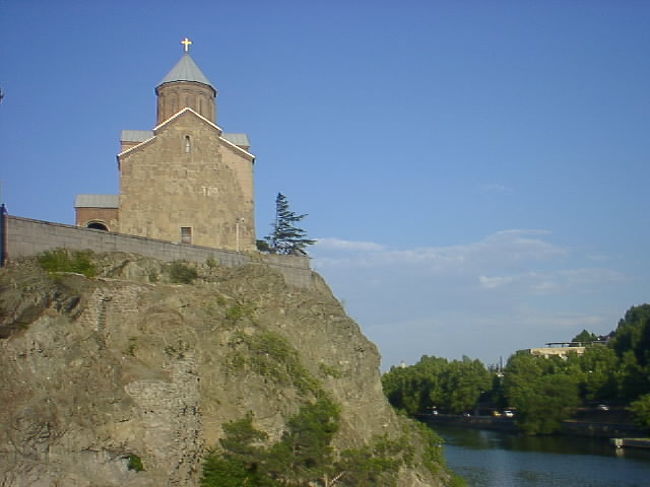 (from Azerbaijan) Tbilisi (to Armenia)<br /><br />グルジア：国内に南オセチア・アブハジアなどの異質な地域を含む。首都トビリシには難民が多く、治安に若干の不安を感じた。地下鉄（があるのがびっくりだが）ですられた。<br /><br />2004年は劇的な革命が起きた。どんな風に変ってゆくのか、10年後が楽しみな国だ。<br /><br />表紙の古城のような建造物は旧刑務所