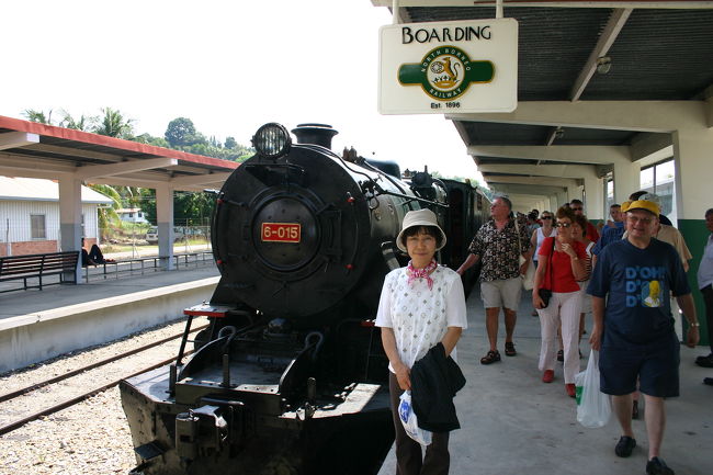 　マレーシアのコタキナバルへ行ったら、英国の昔そのままの蒸気機関車に乗れるよとアドバイスしてくれた人がいた。<br />さっそく旅行ガイドを開いてみると、英国統治時代に活躍していた蒸気機関車を２０００年に観光用として復活させたとある。その名も「北ボルネオ鉄道」。<br />その蒸気機関車が走るのは水曜日と土曜日の週二日しか運用していないそうだ。<br />この蒸気機関車のたびは大変な人気のツアーとのことで乗車するには事前の予約して<br />おいた方が良いというので、前日宿泊のホテルのフロントにさっそく電話を入れた。<br />ほぼ満席だという、３人なら何とかと危うく滑り込みの予約であった。<br />その翌朝９時過ぎ、フロントで待っているとやがて迎えのバスがやってきた。<br />バスには他のホテルからの人と乗り合いで約３０人余り、日本人は私たちだけのようだ。<br />始発駅のタンジュンアルの駅の前にはこの蒸気機関車の乗るべくバスやタクシーが列を成してたくさんの人を降ろしていた。<br />　　この北ボルネオ鉄道の蒸気機関車は一列車の定員がほぼ４０名程度、５両で約１２０名というほぼ満席のお客さんを乗せてタンジュンアル駅を午前１０時半に出発した。<br />途中、民家すれすれに走る鉄道沿いの人たちが週に二度通り抜けるこの蒸気機関車に向かって窓や玄関先で手を振って歓迎してくれる。<br />町を過ぎるとマングローブの林、そしてまた民家という風でパパールまでの片道３3ｋｍを約４時間余りかけて往復する。（パパールで約一時間休憩、市内を４０分ほど散策しました）実にのんびりした蒸気機関車（列車は１９５６年の英国のカウンファウンドリー製）の旅でした。戻りの列車内でいただいた釜飯風の三段弁当も大変おいしかった。<br />