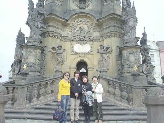 日本から４名のご婦人がオロモウツを見学しました。<br /><br />写真を投稿する許可を得ましたので，先ずは特撮：<br />聖三位一体コラムを背景に一枚。<br /><br />このコラムは２０００年にユネスコ文化遺産に登録<br />されて一躍有名になったバッロク建築。<br /><br />中は礼拝堂です。<br /><br />このコラムのミニチュアが 歩いて５分のところにある<br />歴史博物館一階に二つあります。<br />二基あって，実物完成の前に出来上がったミニチュアと<br />実物完成と同じとしにできたミニチュアが展示されている。
