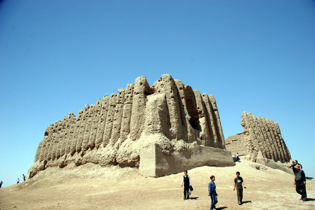 世界遺産 古代メルヴ公園<br />メルヴはシルクロードきっての規模を誇ったオアシス都市でペルシャと中央アジアを結ぶ重要な中継点。セルジュク朝時代には「高貴なメルヴ」と呼ばれイスラム世界屈指の都に発展。その後1221年モンゴル軍により消滅。さまよえる町となった。周囲には新しい町が造られ5つの時代に築かれた町の跡を観ることが出来る。エルク・カラやグヤウル・カラ、ベニ・ハマン・モスク、仏塔跡、大キズ・カラなど・・<br /><br />詳細は<br />http://yoshiokan.5.pro.tok2.com/<br />旅いつまでも・・★画像 旅行記<br />を参照下さい。