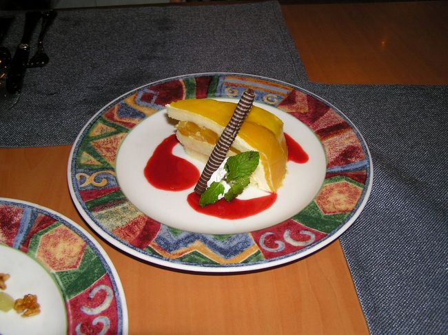 ２度目のコタキナバルシリーズ第３弾は、食事編です。<br /><br />トップの写真は、美味しいと評判のマンゴケーキです。<br />うわさ通り、酸味のきいた味でとても美味しかったです。<br />ネクサス宿泊の際は、ぜひご賞味してみて下さい。