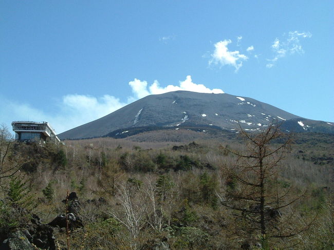 ２００３年２００４年と中爆発した「浅間山」 現在は「山頂火口で小〜中噴火が発生または可能性」だそうです。「鬼押し出し」を散策してきました。「鬼押し出し」の散策コースは２箇所あります。「鬼押し出し園　」と「浅間園」私立と公立？住所も別です。あなたはどちらを見学しますか？今回は静かな「浅間園」を見学しました。