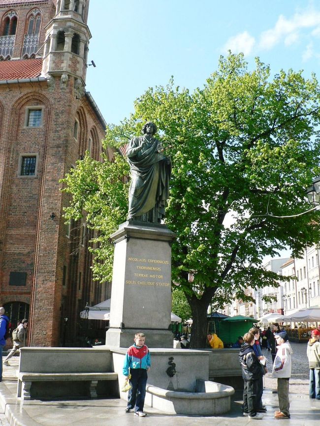 トルンはヴィスワ川沿いの琥珀の交易で発展した人口約20万人の街。1454年にトルン市民軍の蜂起で破壊された、ドイツ騎士団城跡がヴィスワ川沿いに残っている。ドイツ騎士団の根拠地の一つであった影響でドイツ風の建物の街並みで、ユネスコの世界遺産にも登録されている。トルンは地動説を唱えたコペルニクス(1473−1543年)の生誕地として知られている。コペルニクスはクラクフのヤギェウォ大学で学んだ天文学者であり、聖職者でもあった。1530年頃に地動説の概説を友人に送り、1543年に地動説「天球の回転について」をコペルニクスの死後に出版している。一方、ガリレオ・ガリレイ(1564−1642年)が地動説を唱えたのは1609年だからコペルニクスの地動説の70年も後のことだ。ガリレオは1616年教皇庁から地動説の教授を禁止されたが1632年にも地動説を含む「天文対話」を出版したことから1633年にローマで宗教裁判にかけられ地動説を捨てることを強要された。有名な「それでも地球は動いている」の独り言を生み、以後もフィレンツェ郊外で監視付きの生活を余儀なくされている。ガリレオが公に弾圧されたのにコペルニクスに咎めが無かったのは、コペルニクスは友人にしか自説を伝えず、また出版も死後であったことで教皇庁の問題まで発展しなかったからだそうだ。それにしてもローマ・カトリック教会が天動説の誤りを認めたのも近年のことで、聖ヨハネ・パウロ2世を引き継ぐドイツ出身の新法王も保守的だと聞いた。社会主義体制を崩壊に追い込んだ聖ヨハネ・パウロ2世だが、同様に離婚を認めないなど非現実的な法典を堅持するローマ・カトリック教会は約6億人の信徒を擁する世界最大のキリスト教教会といえども、いずれ宗教改革の嵐になるのではないだろうか、とコペルニクスの生家を見学しながら考えていた。(写真はトルン旧市街広場のコペルニクス像)【ポーランドの旅、完】