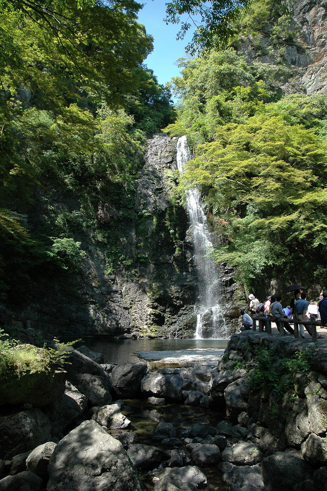 日本の滝百選の中の一つである「箕面大滝」に行って来ました。天気も良くピクニック姿の家族連れがたくさんいました。