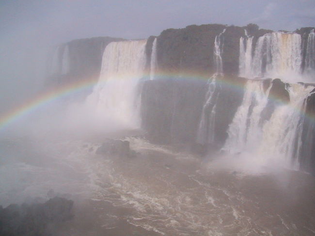２度行ってきました、フォスドイグアス。ナイアガラも行ったけど、イグアスは自然の中の滝という感じが強くて、壮大です。