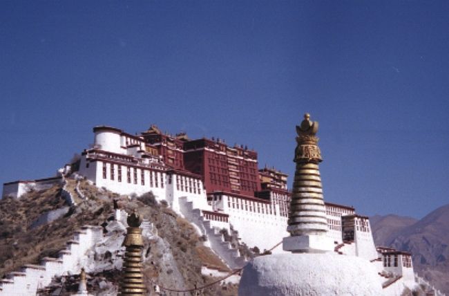 チベットに行きたいと思いつつもなかなか実現できず、募るばかりのチベットへの憧れ。初めてチベットへの渡航を企ててから5年が経過し、ようやく年末年始に行く機会を得ました。◆<br />なかなかチベットへ行けなかった理由というのは、まとまった長期の休暇が取れなかったという個人的な事情からです。せっかくチベットへ行くのならできるだけ長く滞在したいと思っていましたが、10日間の休暇をいただけたので、行ってきました。(全日程10日間が長いか短いかは人それぞれだと思いますが。）◆<br />ところで、なぜチベットに行きたいと思ったのか、今となってははっきりと思い出せません。独自の宗教、文化、社会や高山の特異な自然環境など、「秘境」というイメージに惹かれたからでしょうか。◆<br />現実のチベットはどうなのか、とにかく自分自身でチベットの一端に触れることが出来ました。◆<br />チベットの旅行記はテーマごとに分けますが、この第1回目は、日本からチベット・ラサまでの道中です。<br /><br />表紙:チャグポ・リの一角からのポタラ宮