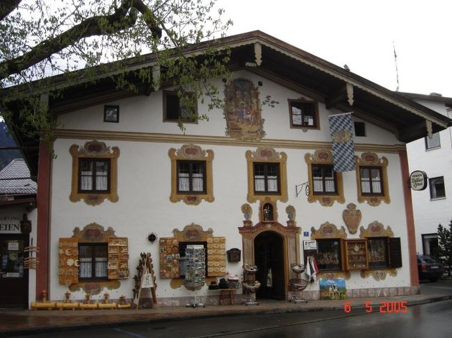 南ドイツにくると美しい壁画のある家が目立つようになります。<br />ロマンティック街道のオレンジ色の屋根の中世の町並みとは違った、美しい壁画の家を訪ねてみました。