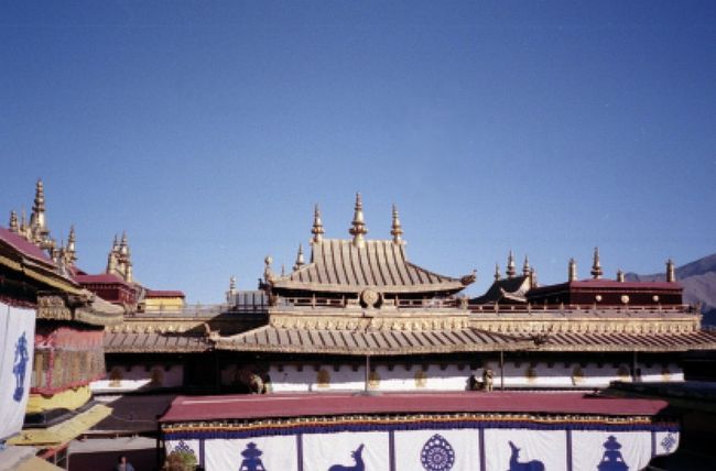 仏教と切り離して考えることのできないチベットの、聖なる都ラサ。<br />ジョカン、デプン寺、セラ寺等、祈りの光景をテーマにまとめました。<br /><br />表紙:ジョカン<br /><br />ところで、今回のチベット旅行の日程は下記のとおり。<br />12/25 成田→成都<br />12/26 成都→ラサ<br />12/26〜1/1 ラサ6泊7日(Seven Days In Lhasa)<br />1/1 ラサ→成都<br />1/2 成都→成田