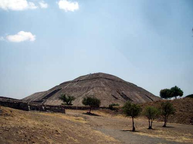 メキシコシティからバスで一時間、<br />巨大な都市遺跡テオティワカンが現れる。<br />紀元前2世紀に造られ、8世紀に滅亡してしまったというが、<br />その原因はいまだに謎に包まれている。<br /><br />まず目に付くのが「太陽のピラミッド」。<br />とにかくデカイ！<br />印象としては、ピラミッドと言うより山である。<br /><br />僕らの旅行のホームページ<br />世界ヘンテコ旅行記<br />http://www.hentabi.com 