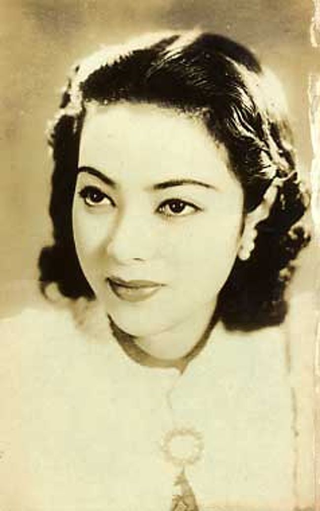 満州といえば劇団四季のミュージカルで公演されている「李香蘭」こと山口淑子(1920年2月12日、撫順生、現在85歳)と別冊で記述するが、こちらも映画、ドラマ、伝記などで有名な「男装の麗人、川島芳子」(1907−1948年)歴史の波に翻弄された2人のヨシコを忘れることができない。山口淑子の父・文雄は南満州鉄道(満鉄)が経営する撫順炭鉱の社員に中国語を教える仕事をしていた。淑子も父の北京語の授業を炭鉱社員と一緒に受け、幼くして日本語、中国語のバイリンガルになっていた。父・文雄は瀋陽銀行総裁の李際春将軍と親しくしていた。中国では2つの家族が親しくなると養子縁組のようなことをするらしく、淑子は李際春の養女として李香蘭の名をもらった。北京の女子高に進学した淑子は白系ロシア人のリューバと出会い、亡命オペラ歌手ポドレソフの紹介を受ける。ポドレソフの指導で声楽の才能を開花した淑子はステージに立ちラジオ出演もする。1938年女学校を卒業した淑子に長春(旧新京)にできたばかりの満州映画協会(満映)から誘いの声がかかった。満映の理事長であり、関東軍の謀略工作参謀である甘粕正彦が、中国人として育ち、日中両方の言葉が堪能で歌唱力があり、しかも表紙写真の通り絶世の美人である淑子に目を付けたのは当然の流れだったのかもしれない。淑子は「日本と満州の親善のため」との美名に従い18歳で女優・李香蘭となる。李香蘭は中国人女性の代表として日本人男性代表の長谷川一夫などと共演し、日中のラブ・ストーリーを描く映画などで瞬く間にトップスターに駆け上がった。李香蘭は1943年まで6年間満映が企画する日本を礼賛する映画に中国人女優として出演、映画挿入歌で今も歌われる「夜来香(イエライシャン)」はアジア全土で大ヒットした。李香蘭は中国人の中でも人気スターであった一方、反日中国人達からは日本帝国主義の片棒を担ぐ「売国奴」と言われ非難されていた。1945年8月15日、彼女は上海で玉音放送を聞いている。終戦の安堵も束の間、中国軍に逮捕され「中国人でありながら日本軍に協力した漢奸(売国奴)」の容疑で軍事法廷に立たされる。李香蘭は銃殺刑が宣告される寸前に古い戸籍票で日本人、山口淑子であることの証明に成功し、処刑を免れた。強制収容所から放免された淑子はアメリカのハリウッドに渡り女優を続け、1951年に世界的彫刻家、イサム・ノグチと結婚、1955年離婚、1958年外交官大鷹弘と再婚し映画界から引退する。1969年にはフジテレビの「3時のあなた」のキャスターとして人気を博し1974年から1992年まで3期18年間参議院議員として世界平和や環境問題に尽力した。李香蘭は冒頭の劇団四季のミュージカルを始め、映画、テレビドラマ、伝記など数多く紹介されている。それは、彼女が中国人と日本人の二つの顔を持ち、日本の中国侵略に利用されるという不幸な時代の辛酸を舐めた生き証人だからだ。李香蘭は日本と中国の不幸な時代を物語る、決して忘れてはならない歴史の偉人と言っても過言ではないだろう。(写真は満映時代の李香蘭)