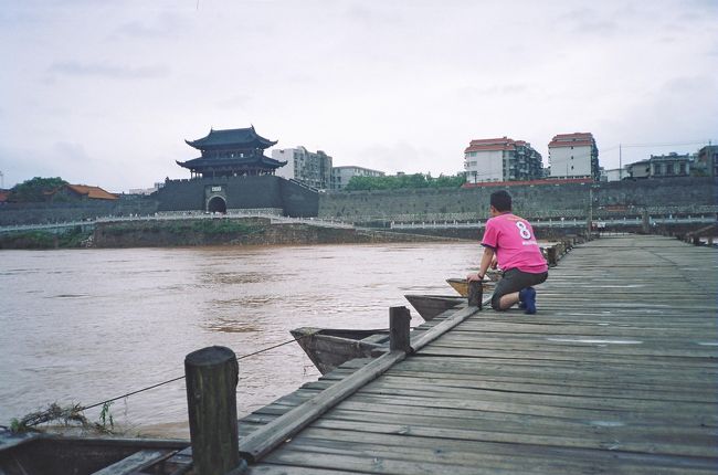 ちょっくら、観光しに中国の江西省の&#36123;州（カンシュウ　GanZhou）に行った。<br /><br /><br />この時、着用してたのピンクのシャツは<br />セレッソ大阪、モリシーTシャツ。<br />
