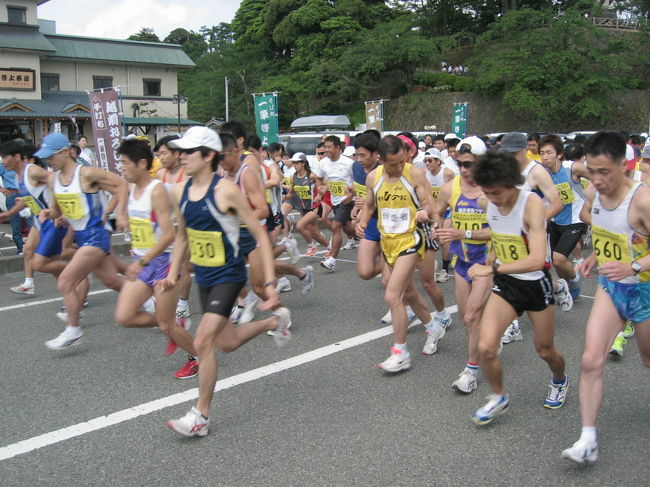 　１泊２日で福井県に行ってきました。目的は「丸岡古城マラソン」に参加するため。<br /><br />　運動不足だから・・・と友達と始めたランニング。何か目標がないとやっぱり取り組む意欲もわかない。そこで、各地のマラソン大会に参加する！という名目を掲げて、ついでに近くの温泉に行ってしまおう！とする企画が立ち上がった。今回はその第１弾。（はたして、何弾まで続くことか・・・）<br /><br />　今回は、１日目はマラソンコースの下見をし、時間が余ったので「エンゼルランドふくい」という科学館で、科学の不思議をたくさん体験してきました。月と同じ重力を体験できる「ムーンウォーカー」や、そのほか音の不思議、力の不思議、光の不思議などがたくさん体験できる、結構楽しい施設でした。<br />　そして、その夜は近くの芦原温泉に止まり、おいしいお料理と温泉を楽しみました。<br />　翌日、もちろん丸岡古城マラソン大会に参加し、再び芦原温泉で立ち寄り湯に入り、そのまま東尋坊で海の幸のどんぶりとアイスクリームを堪能する、といった盛りだくさんの旅でした。