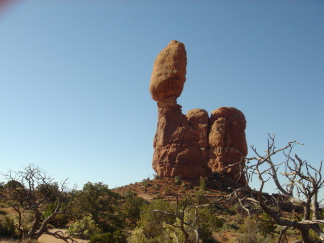 Arches National Park　（アーチーズ国立公園）は園内を一本の道路が貫きます。<br />ゲートから、ひらがなの「く」の字のように延長16.7ｍｌ（２７Km）あります。２箇所わき道にそれますと、総延長22ｍｌ（35Ｋm）あるそうです。それぞれ、ウィンドウ・セクションとデリケート・アーチを見学できます。戻るには、同じ道を帰ならければなりません。Trail（トレイル）前後に寄り道して撮った“特選“です。後から思いますと、もっと撮っておけば良かったと思う、今日この頃です！写真はBalanced Rock（バランスロック）でかい！この岩も崩れるのは間違いない！見学は今のうちです！<br />