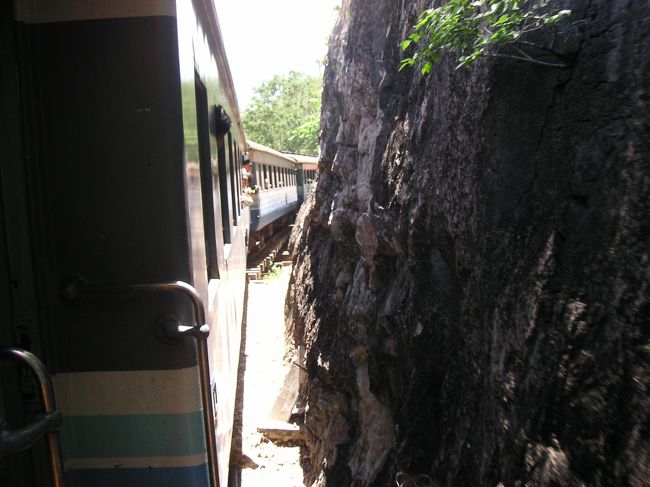 列車でカンチャナブリまで行ってきました。日帰り往復は、思った以上にきつかった！肝心のクワイ川鉄橋などの写真はフィルムカメラで撮影したので、ここには載せていません。