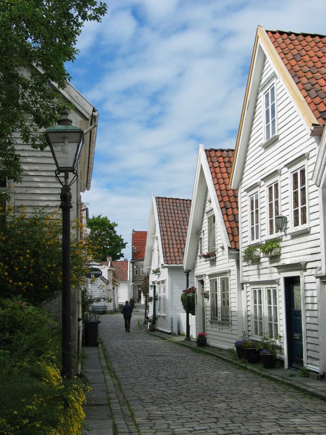ノルウェーのスタヴァンゲルへ。<br />ここの旧市街を歩いてみたかったんです。<br />すっごく可愛い家が建ち並んでいて、色とりどりのお花が飾られています。