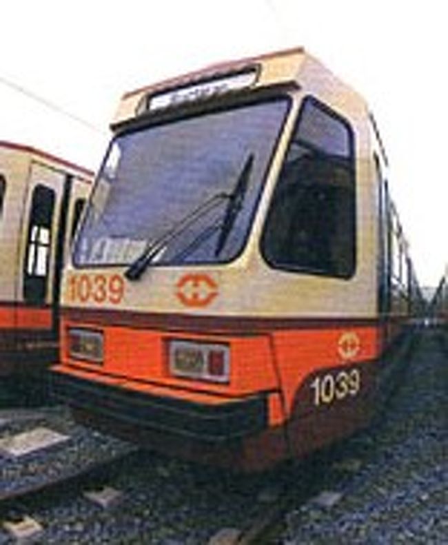 ホテルを出て東に歩けば、地図で予想していた通り高架鉄道が見えてきて、VITO CRUZ駅があった。泥だらけの歩道から階段を登り、ホームと同じレベルの出札で2.5ペソ(30円)でコインを買い、それを改札ラッチに入れれば、ホームに入れる。間もなく電車は左からやって来た。しまった、都心方面に行こうとしたのに、この電車は右側通行で、逆方向なのだ。いや、構うことはない。どうせ全線乗る覚悟なのだから。早朝なのでまだ客が少なく、座席はガラガラ。車掌はいなく、運転士が一人でドアの開閉を操作している。ホーム上に斜めに鏡立てられ、運転士席からホーム全体が見えるようになっている。これならば、停止位置がよほど正確でないかぎり、うまくホームが鏡に写らないはずだ。簡単にブレーキ操作が出来るように、作られているのだろう。運転台を見ると、アクセルとブレーキのペダルがあり、自動車の運転感覚で足踏み運転をしている。車両はベルギーの市電そっくり。ドアも両側折りたたみだが、違うのはベルギーならばクロスシートなのが、ロングシートであるだけ。電車は一単位3両連接で4ボギー台車。それを2単位編成6両で運転している。一単位の長さは30m以内なので、一編成の長さは、せいぜい60m程度か。幅は市電としてはやや広め、2.4mと見た。ホームに余裕が残っているのは、将来3単位9両編成にまで、編成の長さを伸ばそうとしているのだろう。加速は滑らかで早い。出発直後に時速60kmに達し、ノッチオフする。車内は静かで揺れない。日本のモノレールや新交通システムに比べ、乗り心地は各段に良い。