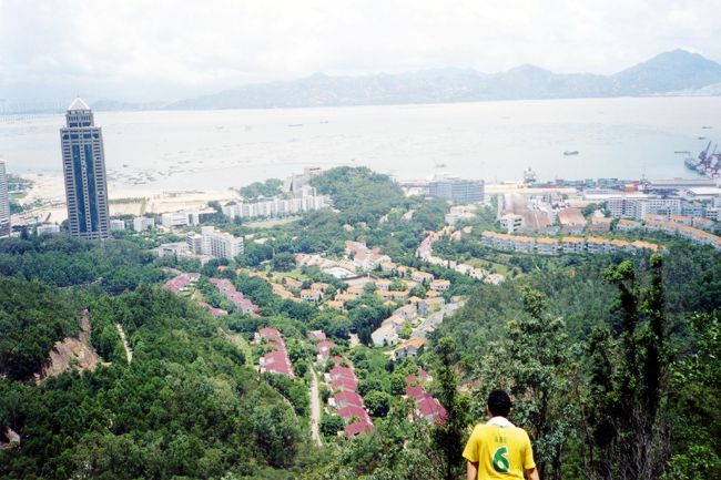 2005年6月、魔が差して転職して、<br />上海から深センに住むことに。<br /><br />住居は蛇口ってとこになった。<br /><br />写真は蛇口のフェリーターミナル近く、<br />南山公園というちょっとした山からの眺め。<br /><br />その他、蛇口から南山あたりの<br />自分の住居周辺を中心に<br />適当に細々とアップしていく。