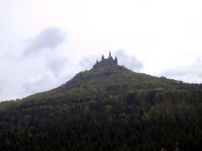レンタカーで行く、スイス・ドイツ・フランス3カ国３泊５日旅行の第２弾。<br />ファンタスティック街道の目玉、Burg Hohenzollern（ホーエンツォレルン城)
