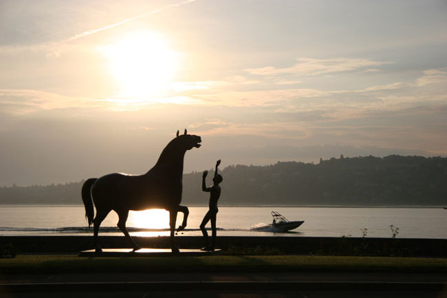 「ジュネーブのレマン湖風景」<br />宿泊したホテルからレマン湖まで歩いて4分20秒とか、20秒は信号待ちの時間。成る程正確であった。早朝の時間を使ってレマン湖まで散策した。静かな澄みきった空気を吸い・・湖畔の遊歩道には早朝のジョギングをする人たちがいた。レマン湖に反射する朝日が眩しい。少年と馬の銅像が美しく建っていた。何かの謂われが有るのだろうが・・<br /><br />詳細は<br />http://yoshiokan.5.pro.tok2.com/<br />を参照下さい。<br />
