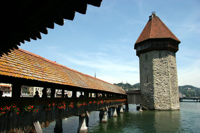 「ルッツエルンの観光」・・<br />ルッチェルンはかってはスイスの首都。ルッチェルン湖を中心に発展してきた明るく活気ある町である。ルッチェルンのシンボルである屋根付きの木橋、カペル橋を再訪した。1993年の火災以前に見ているが、火災で焼けたところも見事に修復されていた。また瀕死のライオン像と云っていたが、今ではライオン記念碑とか。1,792年のフランス革命の際に殉職した傭兵を悼んで造られたもの。スイス兵の優秀性が評価されている。<br /><br />詳細は<br />http://yoshiokan.5.pro.tok2.com/<br />をご覧下さい。