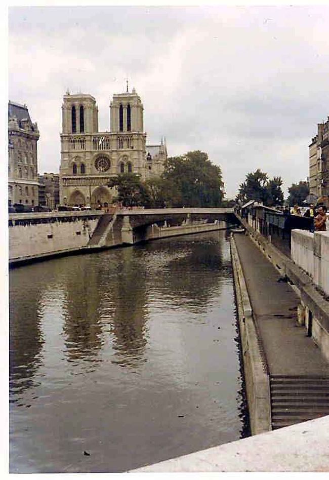 　パリは子供の頃からの憧れの街だった。１日目はリヨン駅でフランに換金、大きなリュックサックの荷物を預けて泊まるところを決めようとするがユースホステルが満員。インフォーメーションで１フラン（７３円）でパリの地図を買い、泊まる所が決まらないまま街を歩く。ルーブル美術館に行くが休館、ノートルダム大聖堂も塔に登れず、セーヌ川沿いを歩いていると日本人と出会い、安いホテルを紹介してもらった。早速ホテルに行き、１７．８フラン（１３００円）を払いチェックインした。ホテルの近くにミスパリという日本人観光客が良く行く店があり、入ってみると日本人の女性店員が愛想良く香水、オーデコロンなどを説明してくれるが高いので店を出た。オペラ座、コンコルド広場、シャンゼリゼ通り、凱旋門と歩くが、パリの夜は冷える。ホテルに戻ると机付きのしゃれた一人部屋で気に入ったが疲れてすぐに寝てしまった。<br />２日目は追い出されるようにチェックアウトし、エッフェル塔のエレベータに４０分並び展望台に登った。エッフェル塔からは道が放射線状に伸びる街並みが良く見え「これがパリだ！」と思わず叫んでいた。エッフェル塔前の公園のベンチでサンドイッチの昼食をとりルーブル美術館に行く。閉館の５時までモナリザ、ミロのビーナス、ミレーの落穂拾い、アングルの泉、レンブラントの自画像など教科書に載っている名作がずらりと並び、とても見切れなかった。ルーブルを出てセーヌ川のほとりにたたずむとアコーディオンが奏でるシャンソンが聞こえてくる。これが憧れのパリだ、と感慨に浸った。夕暮れ時からモンマルトルまで歩くとサクレクール寺院が照明の中で白く浮かび上がっている。その周りにはヒッピーのような若者が大勢いる。ロートレックの絵で有名なムーランルージュを見ていると１２時近くになり、終電の地下鉄でリヨン駅に行こうとするが乗る電車を間違えて途中で降り、真夜中のパリを迷いながら歩き回るはめになった。ようやく駅を見つけて待合室に入り狭いベンチで寝ることにした。回りには寝袋で寝る若者がかなりいた。<br />３日目はノートルダム大聖堂の最上部に登り写真を撮る。パリの街並みが美しい。カルチェラタン、パンテノンを通りソルボンヌ大学まで歩く。ルクセンブルク公園では老人達がゲームを楽しんでいた。夢に見たパリの３日間はあっという間だった。<br /><br />フランスで訪ねたもう一つの街、リビエラ海岸の避暑地ニースでは海水浴をするが、波が荒く水が冷たいのですぐに海からあがった。浜辺で日光浴するが小石の浜で体が少し痛かった。「英国人の散歩道」と名付けられた道を歩き城の近くまで行くと崖の下の深い海で数人が悠々と泳いでいた。崖から見るニースの海岸の夕暮れは心に残る美しさだった。夕方に安い食べ物屋で５フラン（４００円）でピザ、サンドイッチを買ってカジノに行った。入口で身なりをチェックされたが、黙っていれてくれた。ルーレット場に行くとまずシャンデリアの豪華な部屋に驚く。中に入ろうとすると係員にパスポートを要求され、渡すと厳しい顔付きでチケットを作る。バッグを預けて部屋に入るとタキシードに蝶ネクタイ姿の男の周りを１０人位が囲み血走った目で１０００フラン札（７３０００円）を無造作に張っている。すごい金持ちなのだろうと思いながら金が無い私は見学だけして外に出た。リビエラ海岸とカジノを体験できたニースも懐かしい思い出である。<br /><br />（２００５年４月の旅）<br />「華の都パリ」【１】夕暮れのセーヌ川クルーズ<br />http://4travel.jp/traveler/sasuraiojisan/album/10021549/<br /><br />「華の都パリ」【２】　ルーブル美術館<br />http://4travel.jp/traveler/sasuraiojisan/album/10021564/<br /><br />「華の都パリ」【３】　２２００年の歴史の街並<br />http://4travel.jp/traveler/sasuraiojisan/album/10021612/<br /><br />（２００６年１０月の旅）<br />フランスのパリからヴェルサイユ宮殿へ<br />http://4travel.jp/traveler/sasuraiojisan/album/10111683/<br /><br />フランスのモン・サン･ミッシェルとパリの夜景<br />http://4travel.jp/traveler/sasuraiojisan/album/10111845/<br /><br />フランス・パリでディープ・インパクトを応援にロンシャン競馬場へ<br />http://4travel.jp/traveler/sasuraiojisan/album/10112007/<br /><br />フランス・パリの美術館巡り<br />http://4travel.jp/traveler/sasuraiojisan/album/10112766/<br /><br />フランス･パリのダイアナ妃事故現場<br />http://4travel.jp/traveler/sasuraiojisan/album/10112528/<br /><br />フランス・パリの風景<br />http://4travel.jp/traveler/sasuraiojisan/album/10112930/<br /><br />（写真はセーヌ河畔のノートルダム大聖堂）<br />