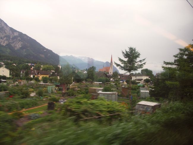 2005年6月、バスで首都ファドゥーツを見学する予定だったが、インスブルックの出発が遅れ、列車も遅れ、スイスのブックスへ往復途中の列車から、ちょっとリヒテンシュタインを見るだけに。車窓は、オーストリア、リヒテンシュタイン、スイスと違いはよく分からないまま、小国を通過。同経路を戻り、深夜にザルツブルクへ。