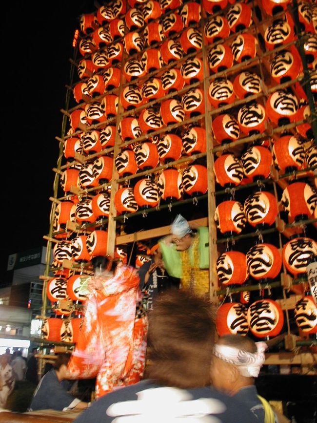 久喜市の夏祭り、提燈祭り「天王様」が１２日から１８日に開催され、１２日と１８日には大きな６台の山車が市内を駆け回る、スケールの大きな夏祭りです。<br /><br />この祭りは１７８３年（天明３年）浅間山の大噴火によって、農作物が大打撃を受けたことがきっかけで始まったとされている。<br /><br />町内６地区の山車は高さ約７．５メートル、重量約４トンで日中は人形の山車、夜間は提燈の山車で楽しめます。<br /><br />夜間の山車は約４５０個の提燈に灯がともり、お囃子を奏でながら、２０〜３０人に引かれた山車は勇壮です。<br />７月１８日にも午後０時半から２１時過ぎまで行われ、特に２０時前後には６台の山車が久喜駅前広場に集結し一大スペクタクルを展開いたしますので、ぜひ見てください。