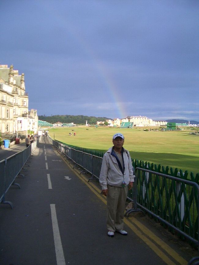 ７月１４日からＳＴＡＮＤＲＥＷＳ　ＯＬＤＣＯＵＲＳＥで行われた「全英オープン」を観戦した！予選２日目まだ開場前の１８番横から敷地内のホテルを見ると丁度雨上がりの虹が出ていたので思わずパチリ！