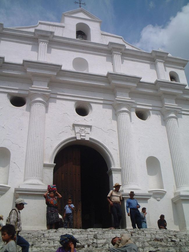 チチカステナンゴは、民芸品市場がたつ場所として有名で、グアテマラの観光スポットとして大切な場所。と同時に、グアテマラの歴史の中でも大切な場所。このあたりは、スペインの統治以前グアテマラ最大の勢力を持ったキチェ族の治めていた場所だったのです。スペインがキチェ族を破った１５２４年をもって、グアテマラを征服（統治）としています。その戦いの英雄テクン・ウマンの伝説。マヤの聖典「ポポル・ウブ」。今なお残るマヤの神父とその儀式。その上りんごの産地、安くておいしい？やっぱりチチカステナンゴはおもしろい。