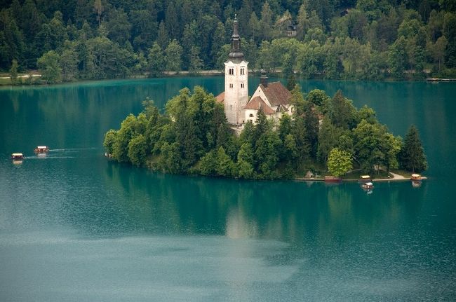 ヨーロッパの緑の宝スロベニアの<br />緑豊かな自然が残るブレッド湖です
