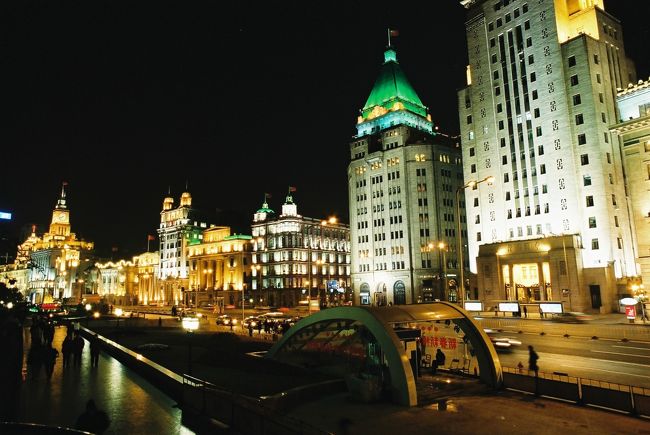 ◆in English here on Facebook<br />http://www.facebook.com/junichi.saito.94/photos_albums<br /><br />4?5日目の旅行記 上海(Shanghai)編です。<br /><br />4日目は南京(Nanjing)から一気にバスで上海に向かいます。<br />到着後は上海市内観光です。<br />観光内容は豫園と南京路の慈祐散策となっています。<br /><br />■上海周遊バスツアー、上海、蘇州、無錫、南京<br />■12/31/1999?01/04/2000<br /><br />■1日目(12/31):成田から中国国際航空で上海へ。到着後バスにて蘇州へ<br />CA930 成田15:55→上海虹橋18:25(-1h)<br /><Part1:蘇州・無錫編><br />http://4travel.jp/traveler/jyshp/album/10005915/<br /><br />■2日目(1/1):蘇州観光後バスにて無錫へ。<br /><br />■3日目(1/2):バスにて南京へ。到着後南京観光<br /><Part2:南京編><br />http://4travel.jp/traveler/jyshp/album/10029209/<br /><br />■4日目(1/3):南京から上海へ<br /><Part3:上海編><br />http://4travel.jp/traveler/jyshp/album/10029213/<br />■5日目(1/4):上海から成田へ<br />CA1929 上海虹橋11:55→成田15:25(+1h)<br /><br />■Photolibrary<br />http://www.photolibrary.jp/profile/artist_69_1.html<br /><br />■阪急trapics 上海・蘇州・無錫・南京 スタンダード5日間<br />旅費 \84,800<br />空港使用料 \2,040<br />査証取得手数料 \4,200<br />査証実費 \2,500