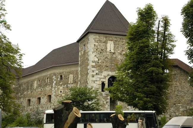 翌朝出発、<br />50?ほど離れた、スロベニアの首都リュブリアナを散策。<br />先ずはリュブリアナ城。<br />12Ｃ　スパンハイムが建てる。<br />14Ｃ　ハプスブルグ家が統治