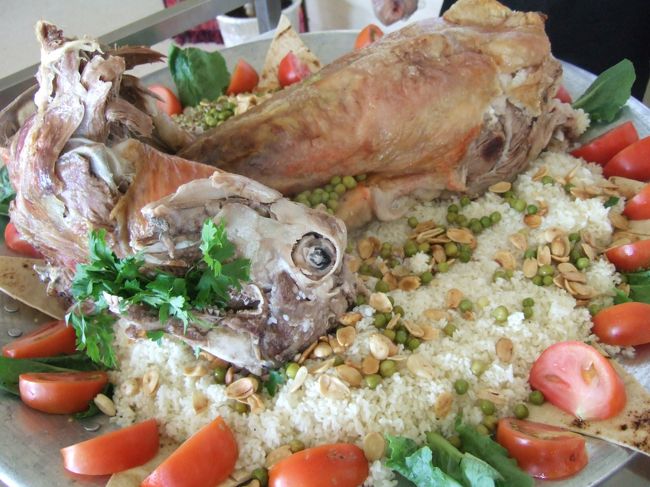 シリアの食べ物は、レバノン料理が基本。<br />そのため前菜が多く、それだけでお腹いっぱいに。<br />羊の丸焼きや名物ピスタチオを使ったお菓子がたくさんあります。<br />イスラム教のため豚肉は食べないので、肉は鳥や羊が中心。<br />アラブ料理をたくさん楽しんできました。