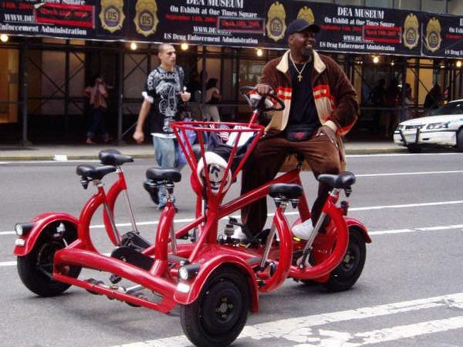 これは、最近のNY観光名物の６人乗りの自転車です。NYのタイムズスクエアの回りをサイクリングします。とても面白いですよ！！